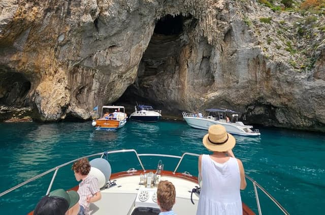 8-Hour Private Boat Tour of the Wonders of Capri