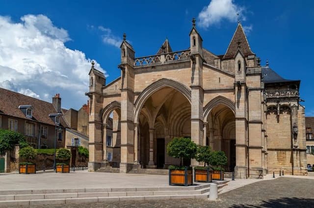 Hello Beaune: Private 2-Hour Intro City Walk with Local Guide