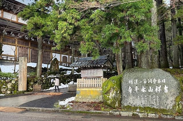 Eiheiji Zen and Samurai Ruins Tour with Local Lunch 