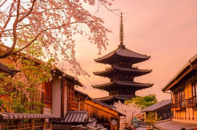 Kyoto: Gion Geisha District Sunset Tour in Spanish and en Español