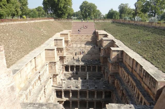 Ahmedabad: Modhera Sun Temple and Rani Ki Vav Tour