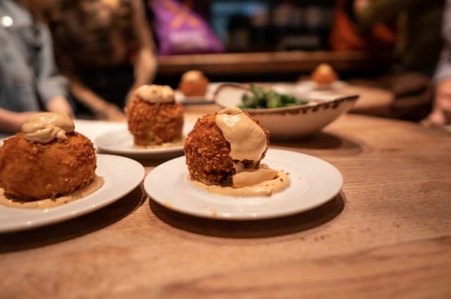 Barcelona Side Streets Tapas Food & Wine Tour with Eating Europe