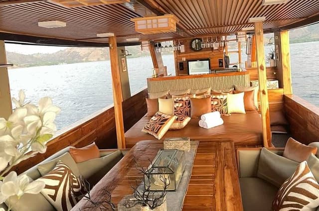 Komodo Island Full Day Luxury Boat Tour with Snorkeling and Lunch