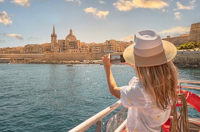 Afternoon Harbours Cruise and Free Time in Sliema incl. Transfers