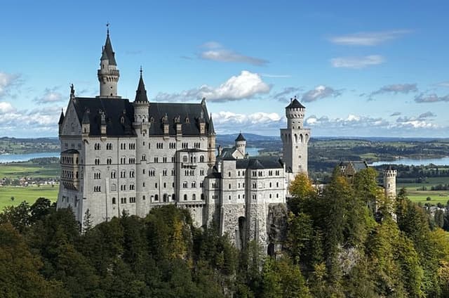 Private Tour to Neuschwanstein Castle & Linderhof from Munich