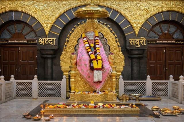 From Aurangabad: 3-Day Tour of Shirdi Sai Baba, Ajanta, & Ellora.