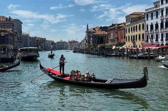 Private Gondola with Private Walking Tour In Heart of Venice