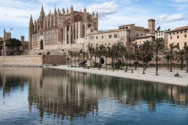 VIP Palma de Mallorca and Cathedral from Cruise Port Small Group