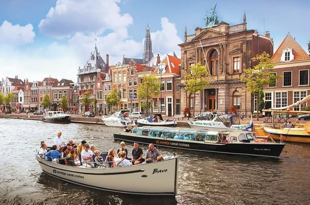 Haarlem: Scenic Canal Cruise through the Old City of Haarlem