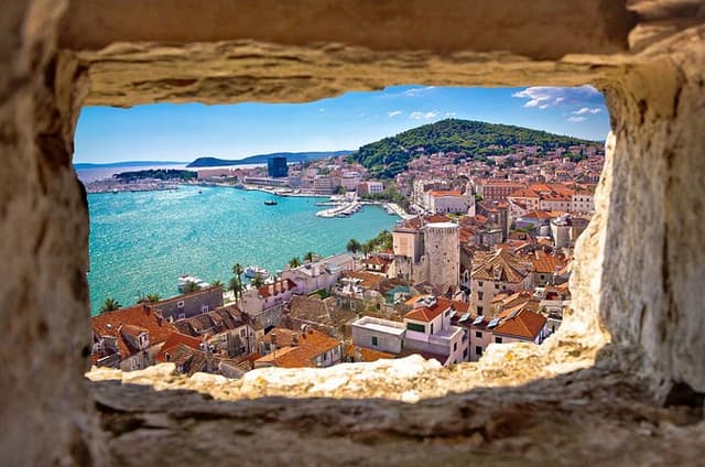 Private Shore Tour: Split Walking Tour with Transfer