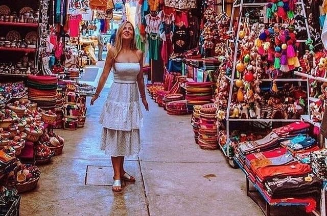 Delhi Guided Shopping Tour with a Female Local Expert
