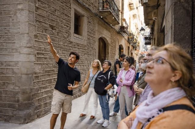 Barcelona Walking Tour: Sagrada Familia, Gaudi and Gothic Quarter