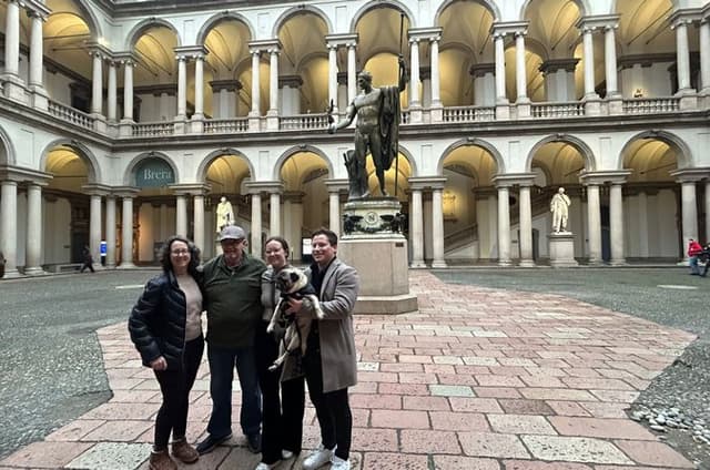 Milan: Private Walking Tour with Duomo, Castle and Gelato