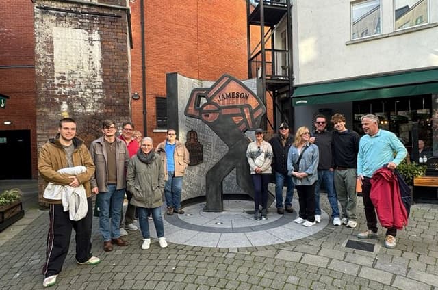 Dublin Night Tour: Jameson Distillery, Oldest Pubs & Irish Music