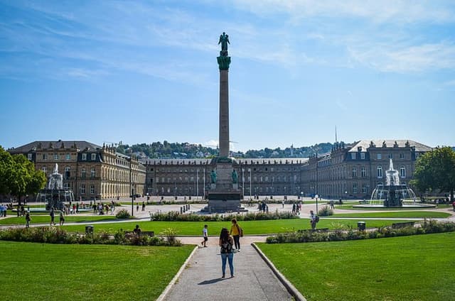 Stuttgart Old Town Walking Tour: Castles and Secrets