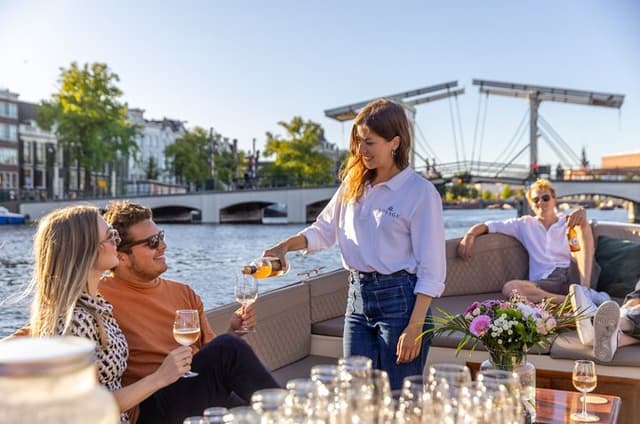 Amsterdam: 2-Hour Canal Cruise incl. Drinks & Dutch Snacks