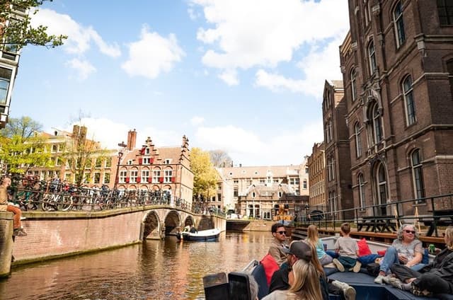 Amsterdam Canal Cruise with Open Bar Central Station