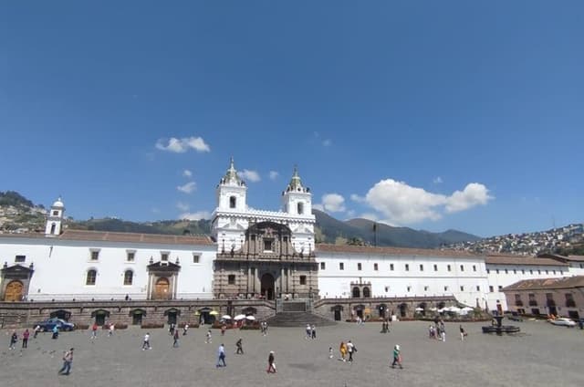 TOUR Quito Colonial-muffin, cable car and half the world.
