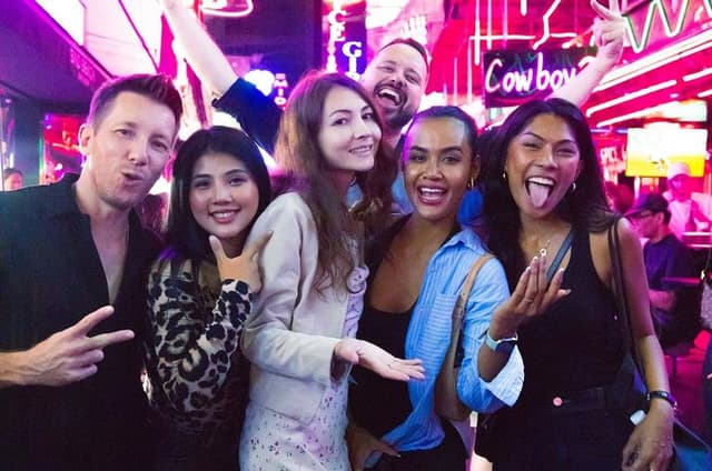 Bangkok: Sunset Rooftop, TukTuk Ride, Night Market & Bar Crawl