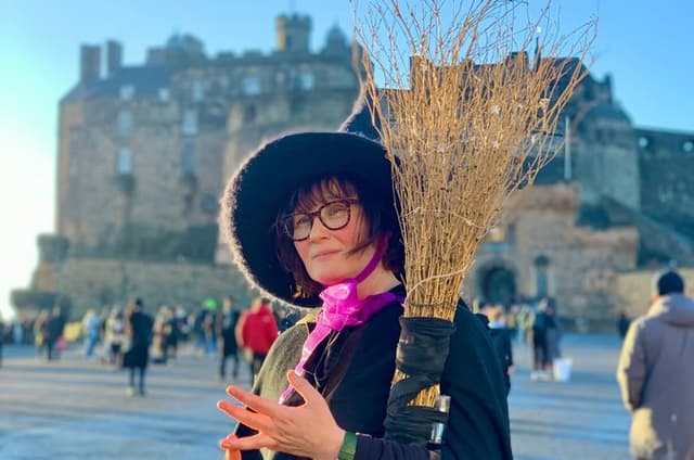 Edinburgh: Witches & Haunted History Walking Tour