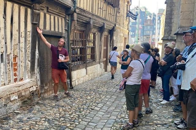 Private walking tour of Honfleur in French