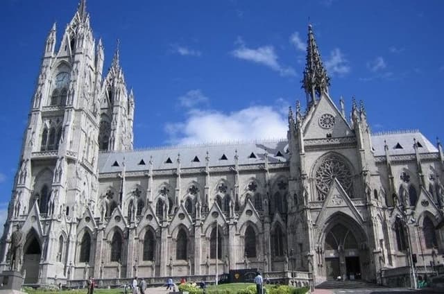 Quito Old Town Walking tour small groups Chocolate taste included
