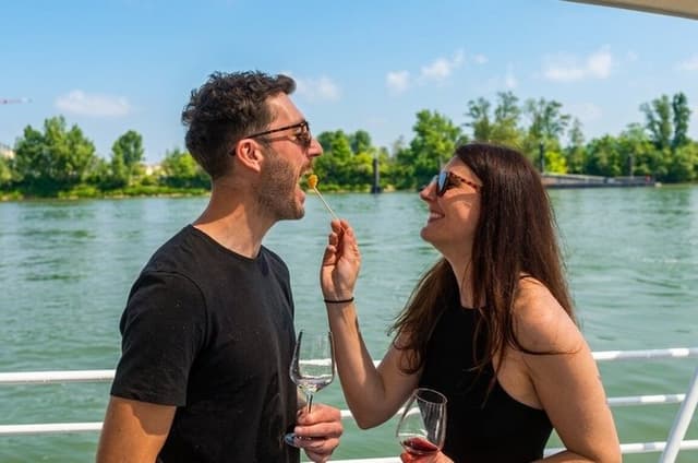 Bordeaux Market Food Tour and Gourmet River Cruise