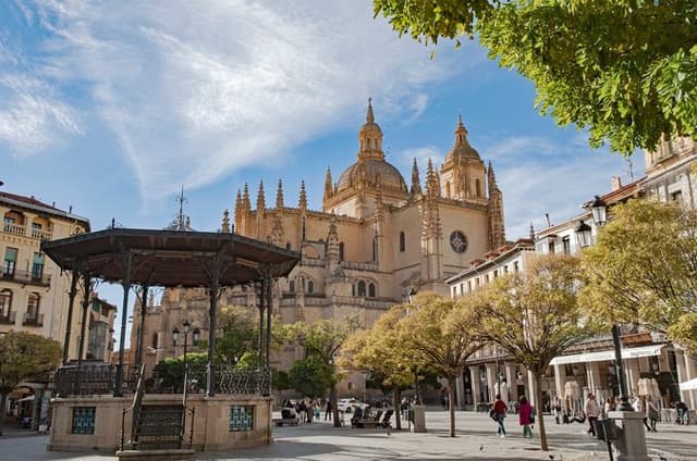 Madrid: Segovia and Ávila Tour with monuments optional Lunch