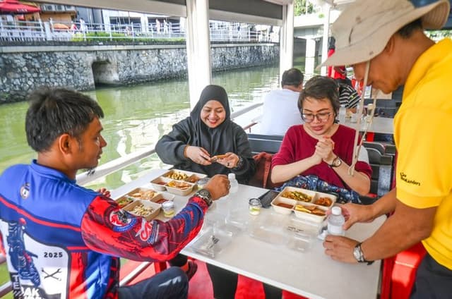 Singapore River Sunset Boat Tour with Dinner