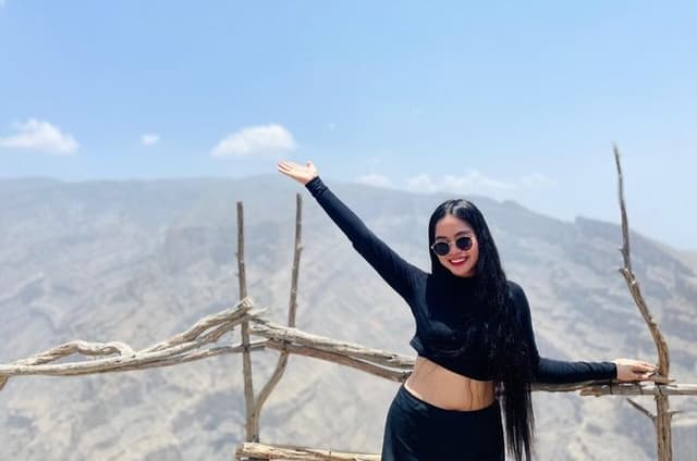 Private Full Day Guided Balcony Walk Hiking to Jebel Shams