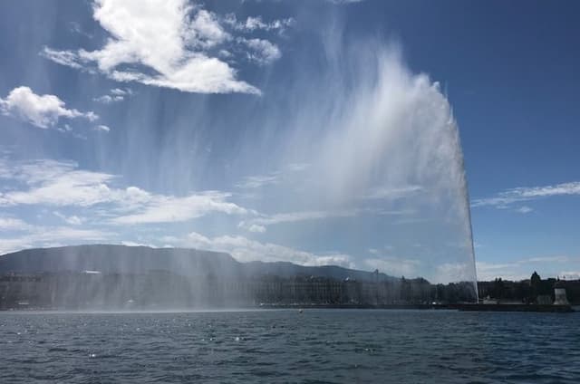 Sightseeing Cruise on Lake Geneva with Wine and Aperitif