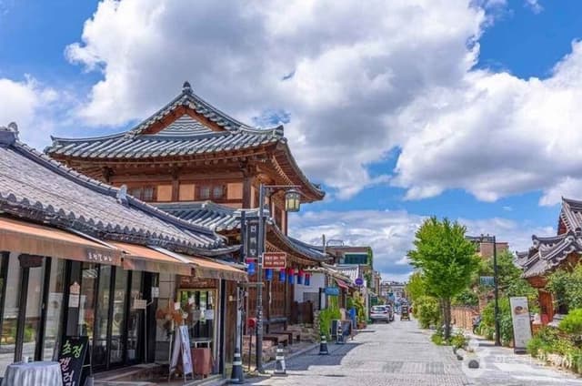 Culture, Hanbok and Local Heritage in Jeonju Walking Tour