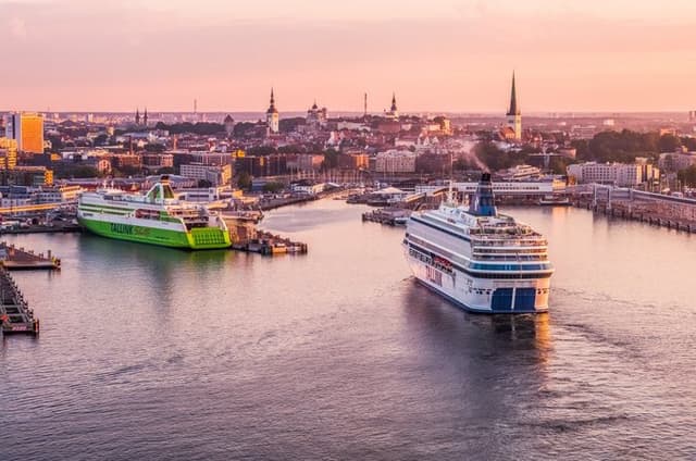 Tallinn Day Trip from Helsinki Ferry and Small Group Guided Tour