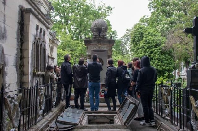 Cemetery Hasdeu and Pelisor Spiritual and Royal Heritage Tour