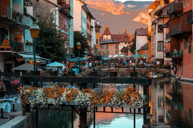 Annecy 1h30 Insider Walking Tour With Local Guide