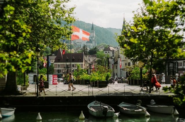 Annecy One Hour Insider Walking Tour With Local Guide