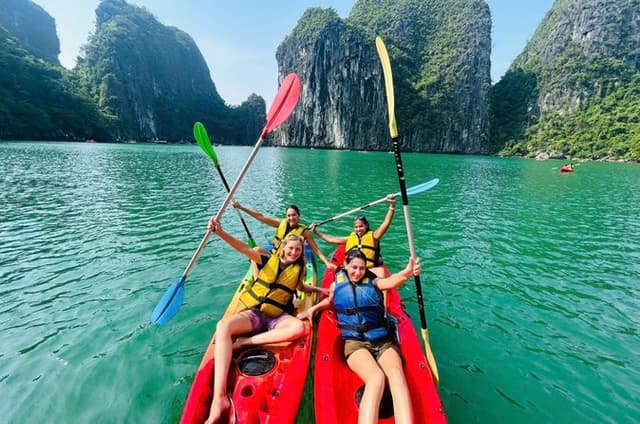 Hanoi: Ha Long Bay Day Cruise with Lunch, Cave & Kayaking