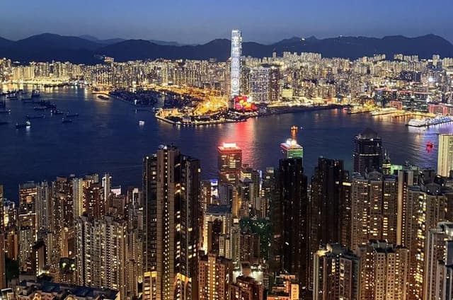 Hong Kong Tour: Sunset Peak Tram & Victoria Harbour Night Cruise
