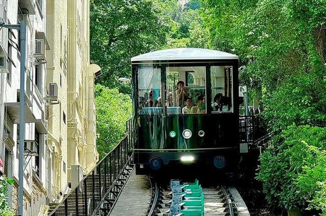Hong Kong Private Tour: Central Citywalk, Tram & Dinner Cruise