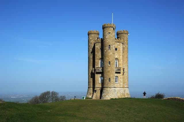 Explore the Cotswolds by Car with Pub Lunch