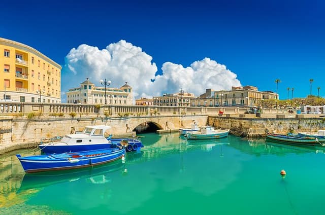 Ortigia Island, Sea Caves & Plemmirio Private Boat Tour