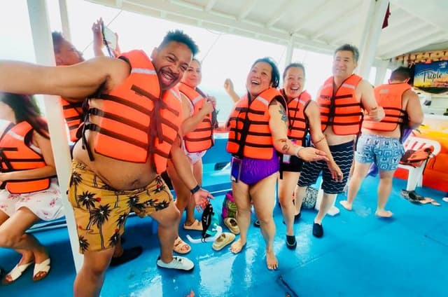 Boracay Island Hopping: Buffet & Swim w/ Fish | Opt: Crystal Cave