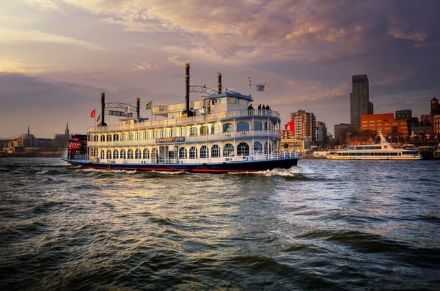 Hamburg : Hop-On Hop-Off Bus and Harbour Tour Combo Ticket