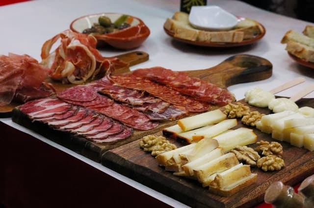 Half-Day Walking Tour Tasting Local Food in Porto