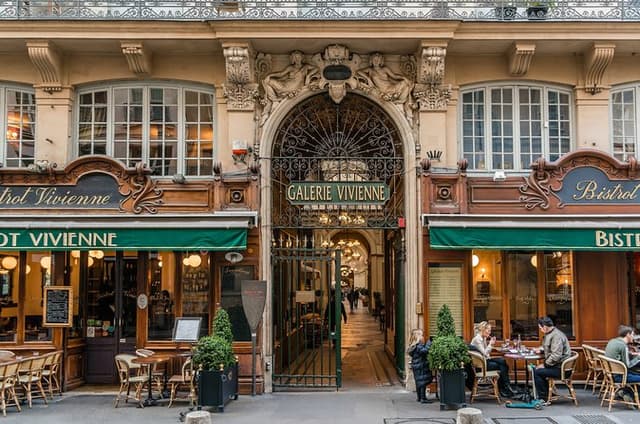 Paris Private Tour: Hidden Gems and Trendy Quarters with Coffee