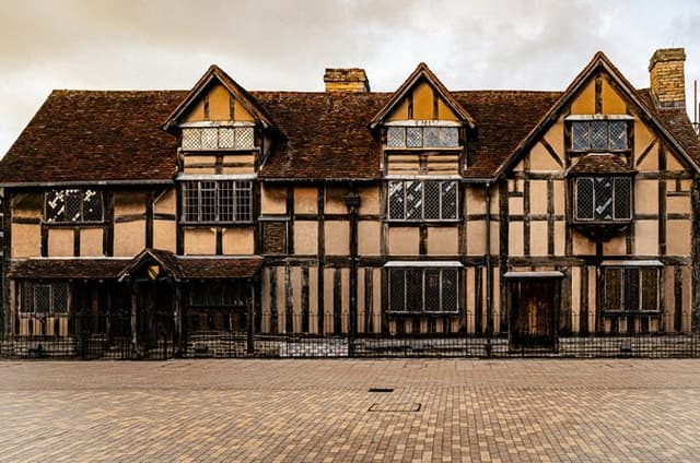 Shakespeare's Stratford-Upon-Avon & Hidden Gems Self Guided Tour