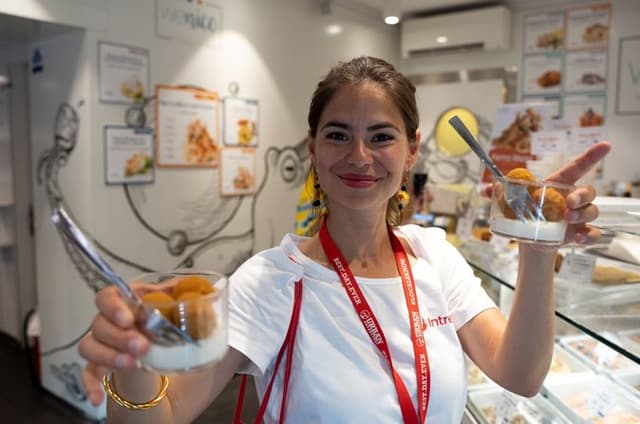 Venice Like a Local: Food, Wine & Spritz Tour with Traghetto Ride