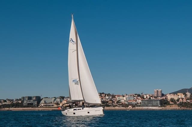 Cascais Private Sailing 2h Cruise with a drink