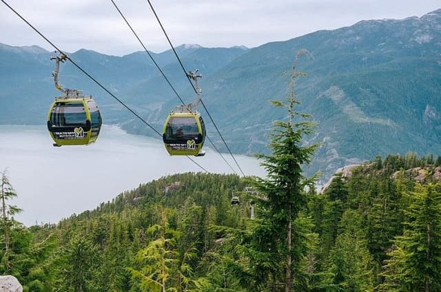 Vancouver: Half-Day Sea to Sky Gondola & Squamish Tour + Luggage