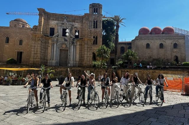 Bike tour of the historic center of Palermo with tasting